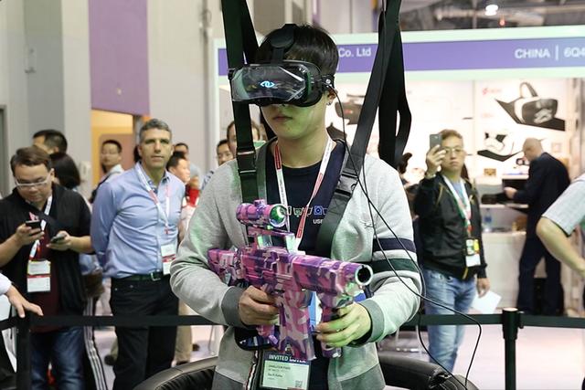 多款国内VR产品亮相展会 对战机超好玩