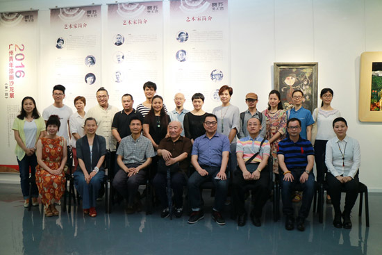 2016广州青年漆画沙龙展(第1回)5月14日开展(图1) 出席开幕式的嘉宾和参展艺术家合影
