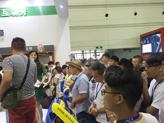 慧聪网展台2CT08展台人潮如虹