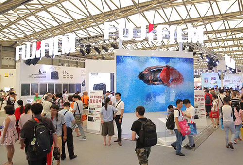 第十八届国际摄影器材展在沪开幕(图1)