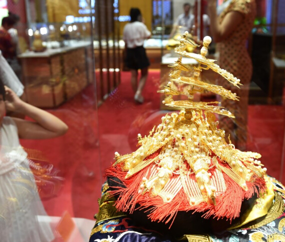 沈阳珠宝展华丽启幕 辽宁“三宝”备受瞩目