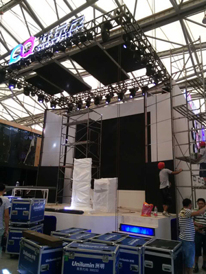 探班CJ现场 好玩友火力全开 展台搭建进行中