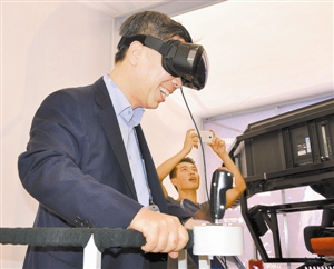 市民现场体验国内最顶尖的虚拟现实技术。 深圳特区报记者 吴铠峰 摄