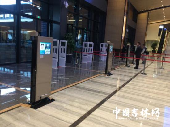 进入乌镇互联网国际会展中心的安检_副本.jpg